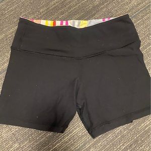Lululemon cropped compression shorts XS